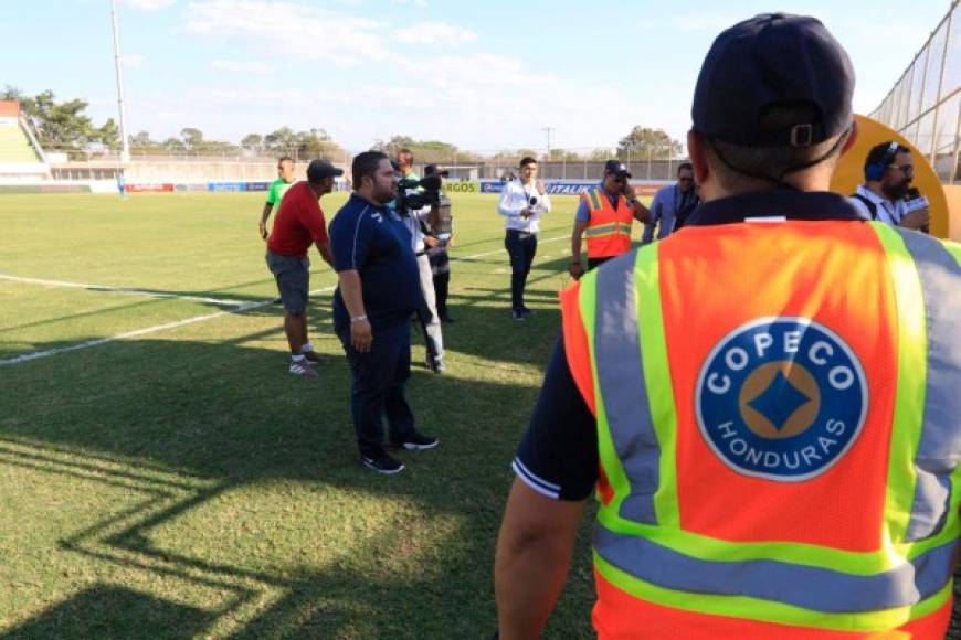 Las autoridades de Copeco se presentaron en el estadio Carlos Miranda para sacar a las personas ajenas al espectáculo que habían en el inmueble, pues la orden del Gobierno de Honduras es un máximo de 50 personas por el coronavirus.