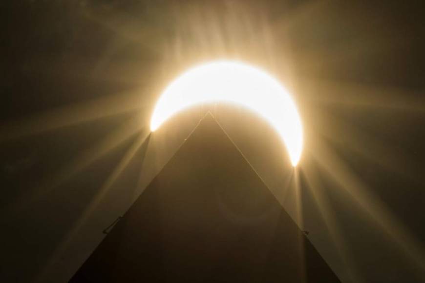 Vista del sol durante el eclipse sobre el Monumento a Washington, en Washington DC.. EFE