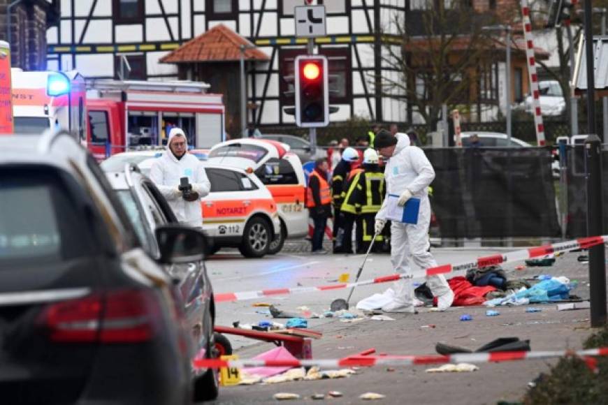 Varias decenas de personas resultaron heridas este lunes cuando un vehículo embistió a un desfile de carnaval en el centro de Alemania, informó la policía, que no pudo aún determinar si se trató de un acto deliberado.<br/><br/>'Hay varias decenas de heridos, algunos de gravedad', señaló a la AFP un portavoz policial local.<br/><br/>'Aún es muy pronto' para determinar si el conductor actuó deliberadamente contra la multitud, añadió, sin brindar indicaciones sobre la gravedad de los heridos. Fotos: AFP