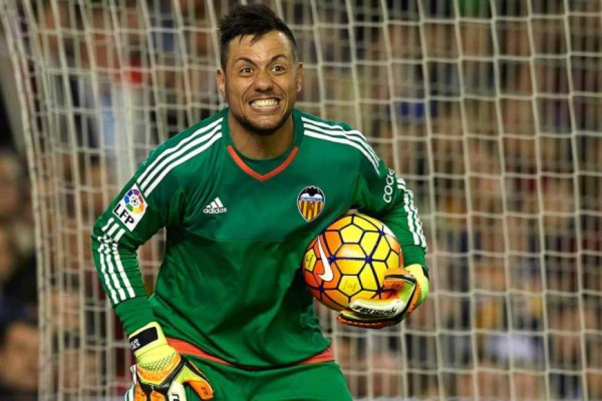 Diego Alves: El portero no entra en los planes de Marcelino en Valencia, podría recalar en el Deportivo, pero no traspasado como se especuló inicialmente.