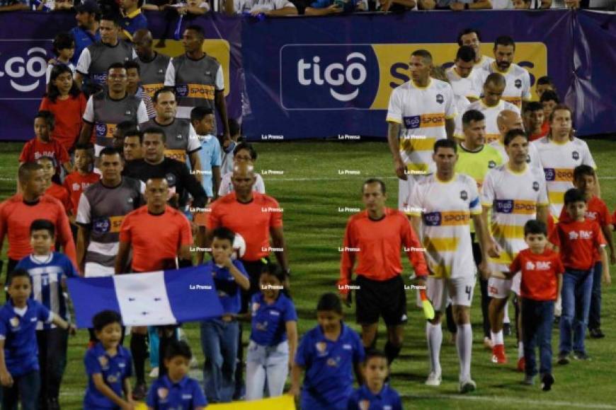 Momento en que las Leyendas de Honduras e Internacionales ingresaban al césped del estadio Morazán. El árbitro del juego fue el hondureño Mario Moncada.