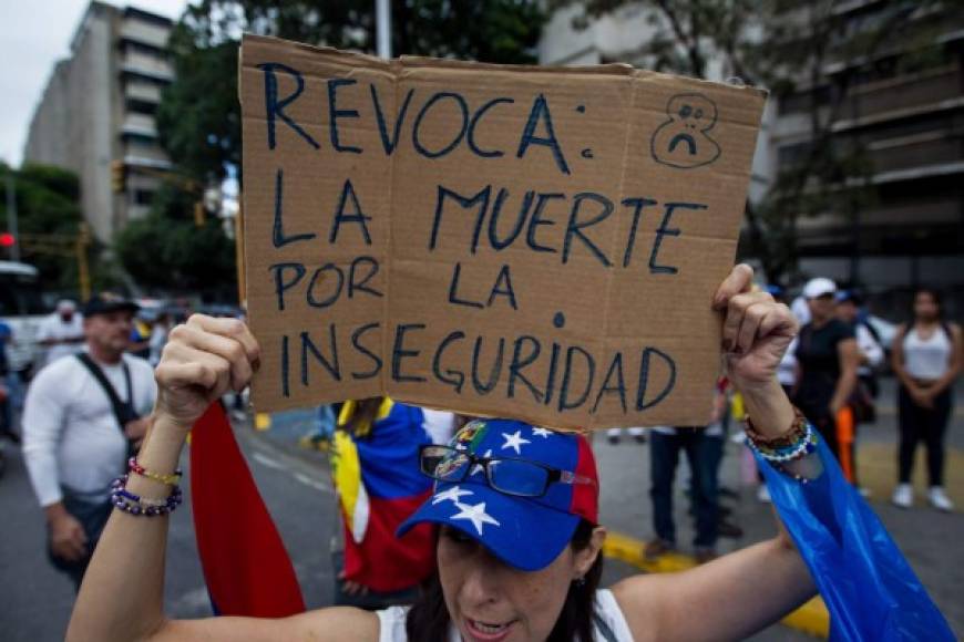 Los participantes respondieron al llamado de la alianza de partidos Mesa de la Unidad Democrática (MUD) desde primeras horas de la mañana y se congregaron en seis puntos de la ciudad vestidos de blanco y ondeando banderas de Venezuela.