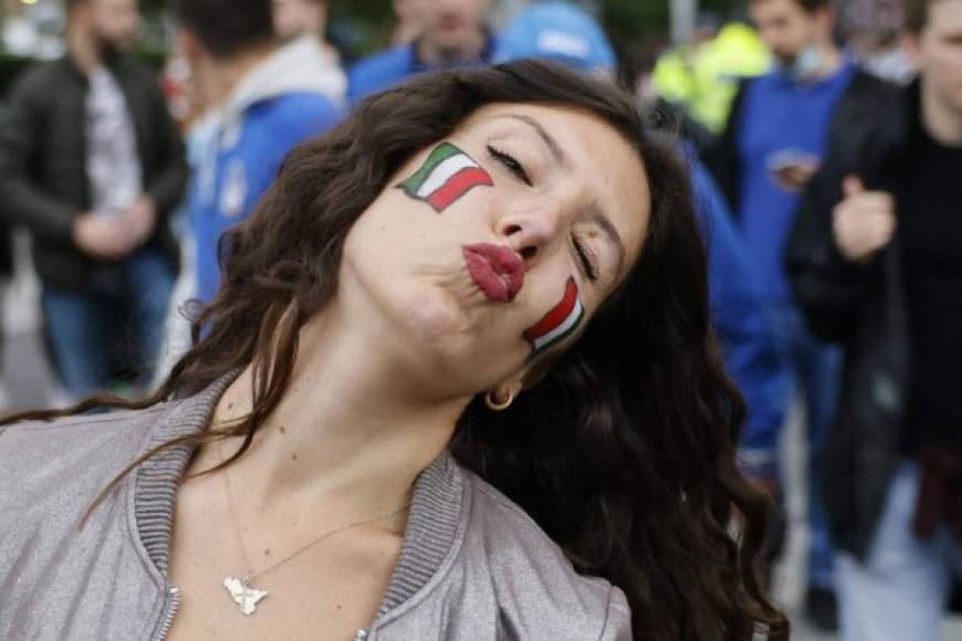Esta chica italiana fue captada en las afueras de Wembley y regaló un beso a las cámaras.