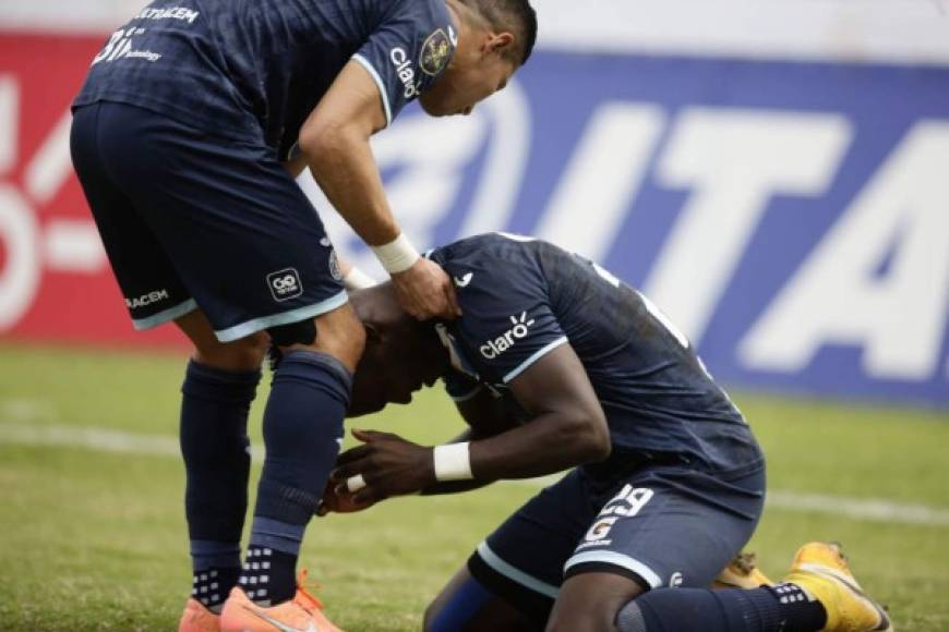 Román Rubilio Castillo se emocionó tras marcar de penal el 2-0 del Motagua.