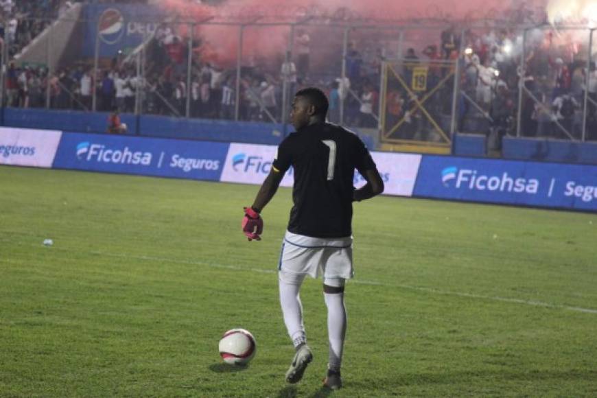 Elmer Güity, lateral izquierdo del Olimpia, terminó de portero luego de la expulsión de Edrick Menjívar.