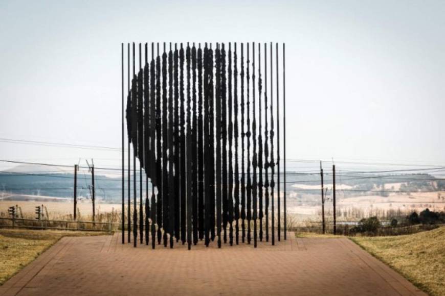 El artista, Marco Ciafanelli, erigió un monumento a Nelson Mandela en el mismo lugar donde el expresidente sudafricano fue capturado por la policía el 5 de agosto de 1962. Mandela no saldría de prisión hasta el 11 de febrero de 1990.