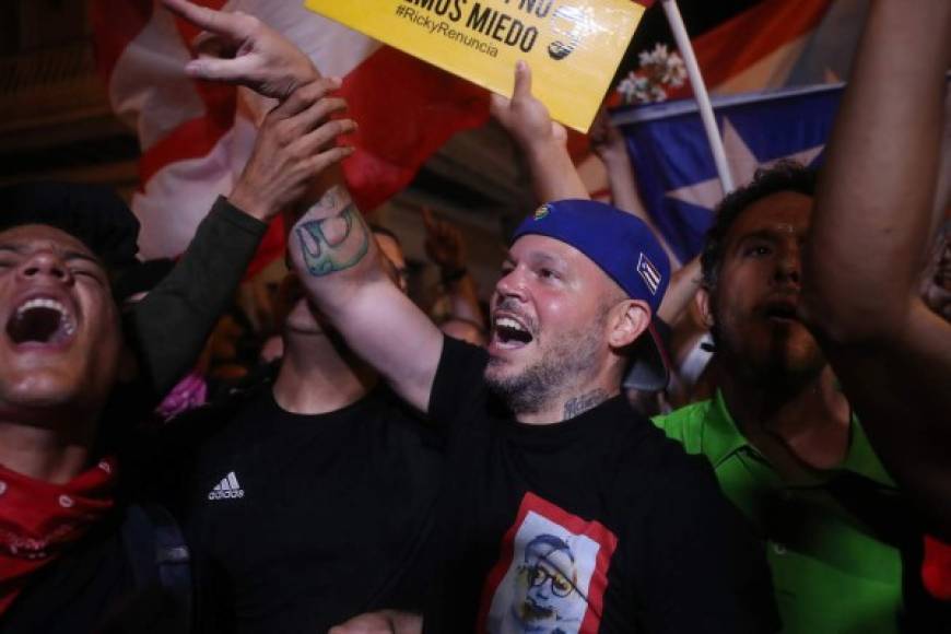El cantante Residente que se encontraba en San Juan con un grupo de manifestantes dijo tras el anuncio de Rosselló que después del nacimiento de su hijo, el anuncio de la dimisión de Rosselló era el momento más feliz de su vida.