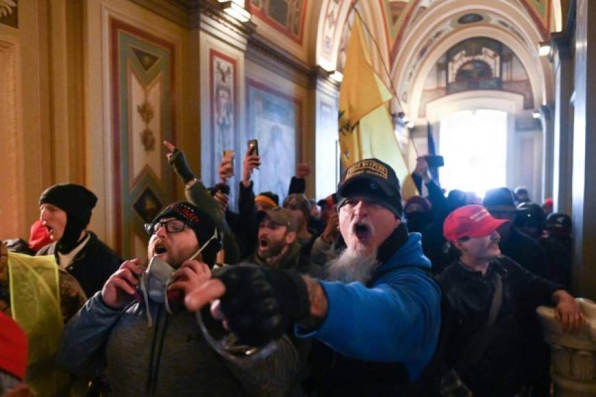 Una turba enardecida ingresó al Capitolio y forzó la interrupción de los debates poco después de que el vicepresidente Mike Pence anunciara que no tenía autoridad constitucional para oponerse a la certificación del triunfo de Biden.