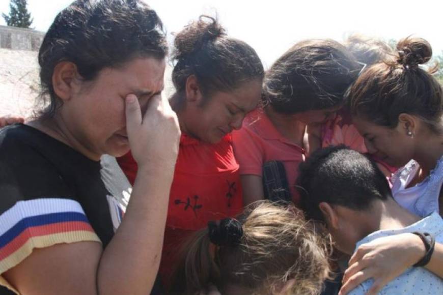 Los migrantes se abrazan y lloran cuando pisan territorio estadounidense tras cruzar la prueba final de su largo viaje, el río Bravo.