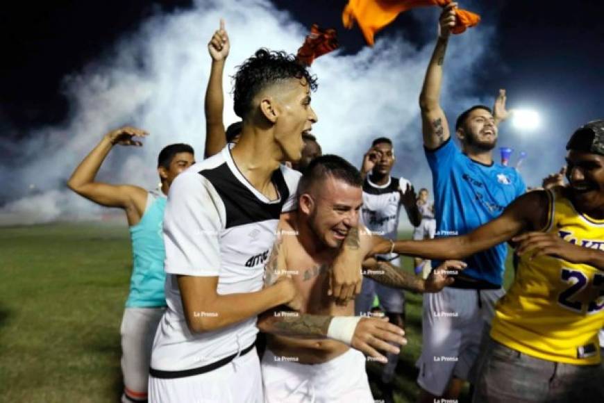 Erick Peña y Jorge Cardona se abrazan celebrando la permanencia en la Liga Nacional.