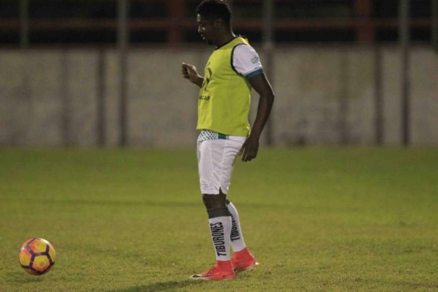 Edgar Álvarez: El mediocampista se resiste al retiro y juega en el Platense.