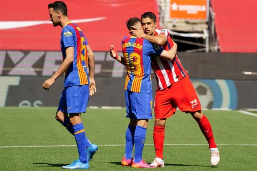 Jordi Alba también se acerca a saludar a Suárez antes del inicio del partido.
