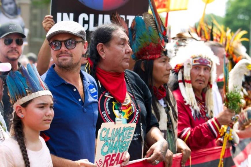 El actor estadounidense marchó junto a un grupo de indígenas sudamericanos y norteamericanos durante la manifestación.
