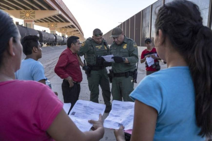 Ayer, la agencia estadounidense afirmó que trasladará a unas 800 familias inmigrantes de Texas a San Diego, California, donde serán recluidos en las instalaciones de la Patrulla Fronteriza en Brownsfield.