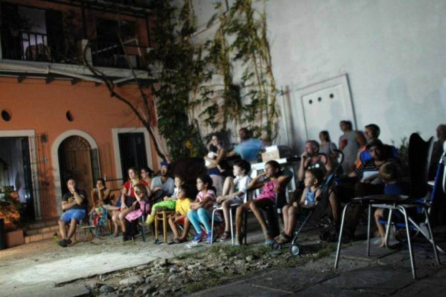 Ante el toque de queda, las autoridades de San Juan intentan distraer a la población con proyecciones públicas de películas.