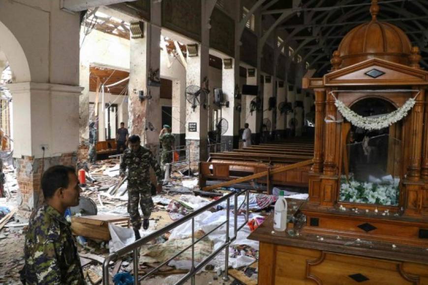 Al menos 207 personas, incluyendo docenas de extranjeros, murieron y centenas resultaron heridas este domingo en atentados contra tres iglesias que celebraban la misa de Pascua y cuatro hoteles de lujo en Sri Lanka.