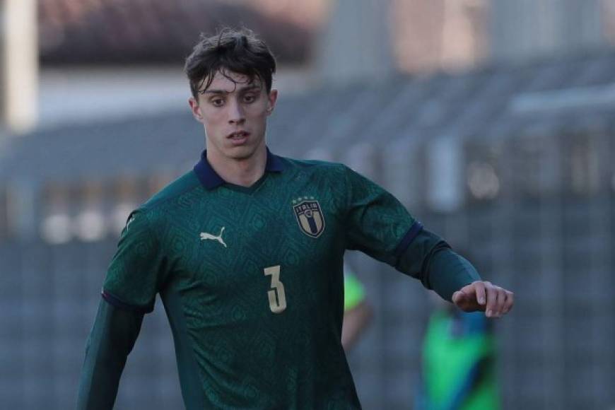 Según la Gazzetta dello Sport, el Real Madrid está tras los pasos de la joya de la cantera de la Roma, Riccardo Calafiori. De acuerdo al rotativo italiano, el joven lateral zurdo de 18 años, habría rechazado la propuesta de renovación que el conjunto romano le habría puesto encima de la mesa. Según apunta la información otros equipos como el PSG y la Fiorentina también están interesados en Calafiori.