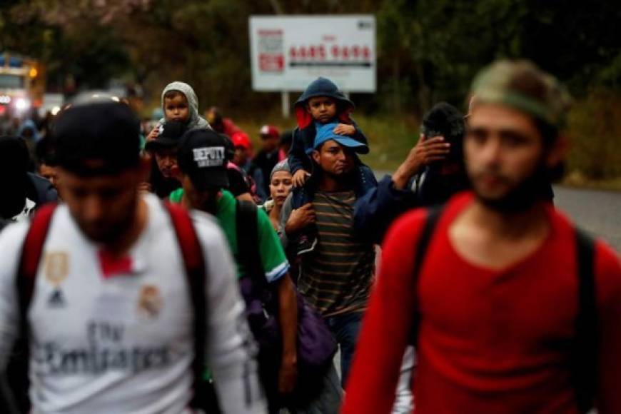 Los migrantes hondureños, que lograron ingresar a territorio guatemalteco tras romper un cerco policial en la frontera, pasaron la noche en un albergue de Esquipulas y partieron esta madrugada hacia Ciudad de Guatemala, donde esperan pernoctar para retomar su camino a EEUU mañana.