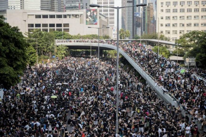 Autoridades estiman que más de diez mil personas, la mayoría estudiantes universitarios, se mantienen en protesta desde el pasado viernes en Hong Kong.