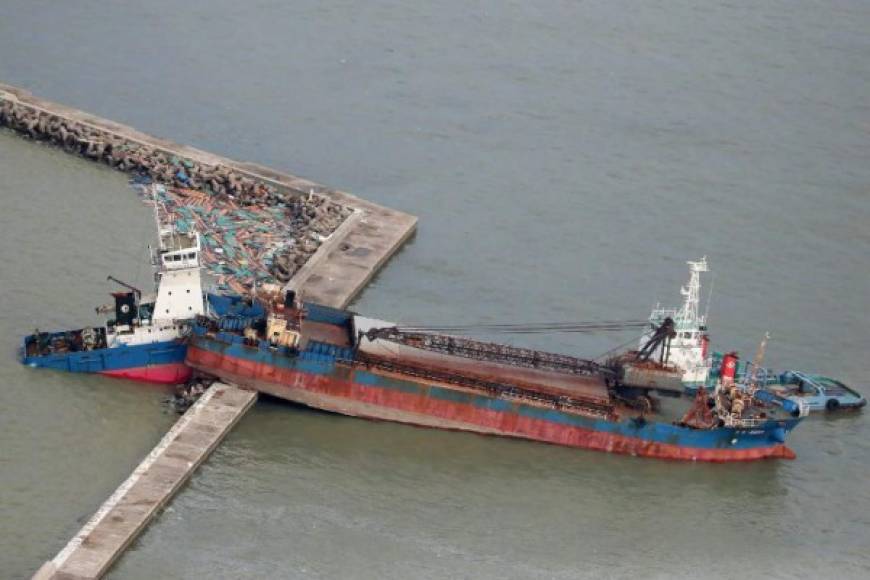 Decenas de barcos quedaron a la deriva tras perder su anclaje en la Bahía de Osaka -una de las zonas más castigadas-, y uno de ellos, el buque cisterna Houn Maru de 2.591 toneladas, quedó incrustado en el puente del aeropuerto de Kansai, bloqueando la única vía terrestre que conecta con el aeródromo.<br/>