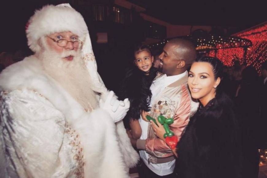 Nadie puede negar que Kanye West es un hombre generoso. Sobre todo tras conocerse que el rapero ha dado por Navidad 150 regalos a su adorada esposa Kim Kardashian.