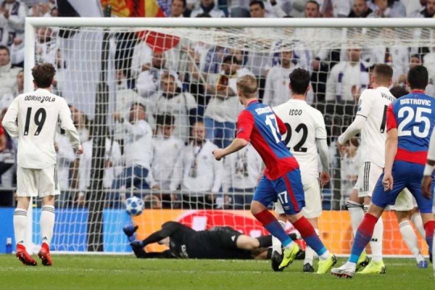 El Real Madrid se desplomó y le cayó el tercer gol. Arnór Sigurdsson superó a Thibaut Courtois con un disparo al borde del área.