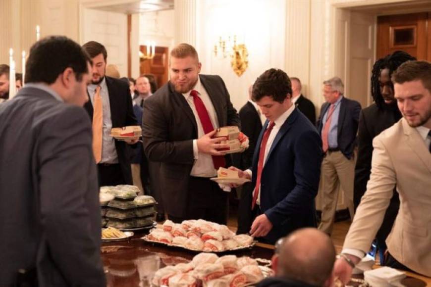 En una nota, la oficina presidencial indicó que Trump 'quería organizar un evento divertido para celebrar' el título de los Tigers de Clemson, por lo que decidió 'pagar personalmente' la comida rápida.