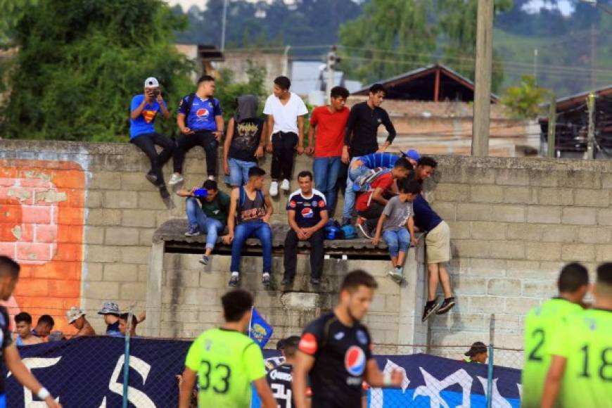 Aficionados del Motagua hicieron de todo para poder ver a su equipo ante Real de Minas.