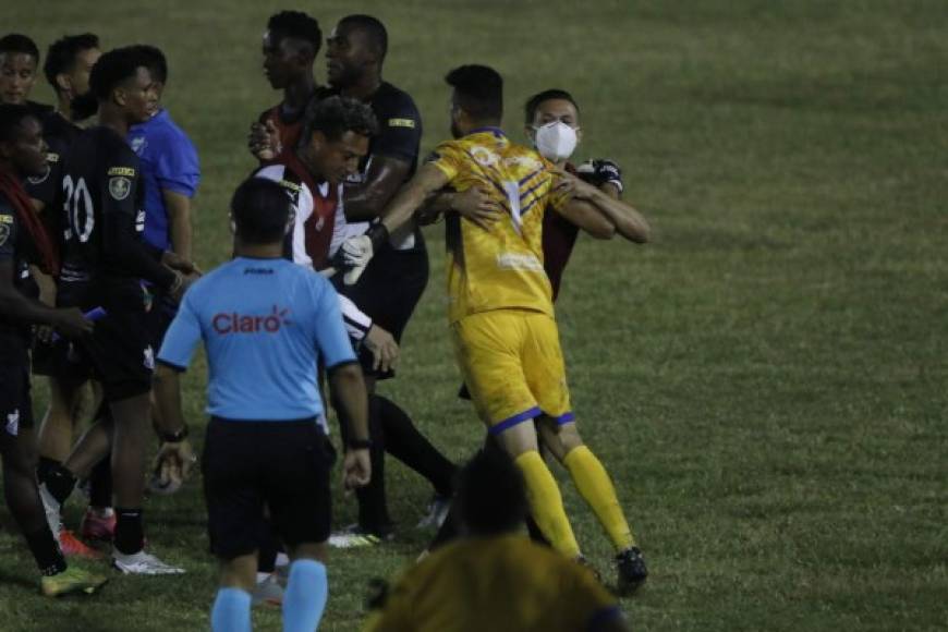 Al final del partido, Celio Valladares siguió con su enfado y sus compañeros lo tuvieron que controlar.