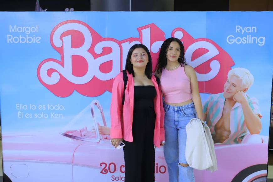 La película inicia cuando Barbie es expulsada de Barbieland por no ser lo suficientemente perfecta.