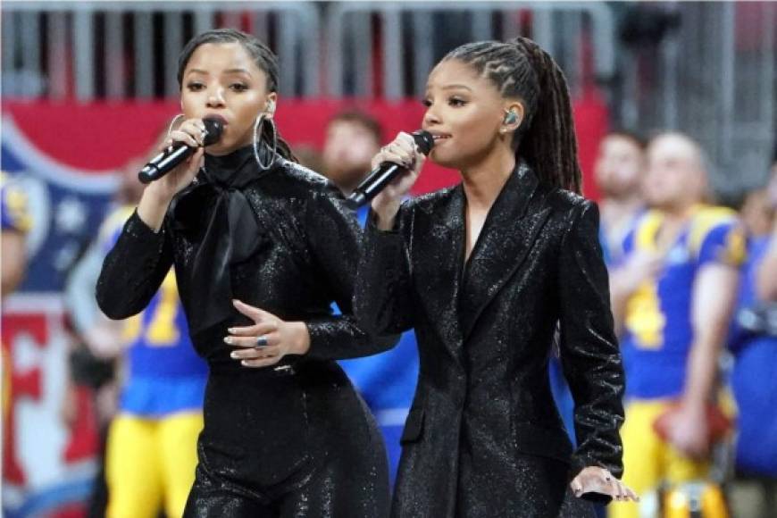 El dúo de R&B, Chloe x Halle, inició el Super Bowl 53 con una actuación de 'America the Beautiful' en el estadio Mercedes-Benz.