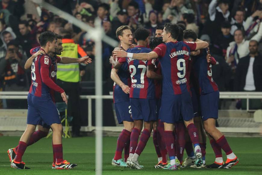 Los jugadores del Barcelona festejan el tercer gol contra el Villarreal. Los culés habían logrado remontar el 0-2.