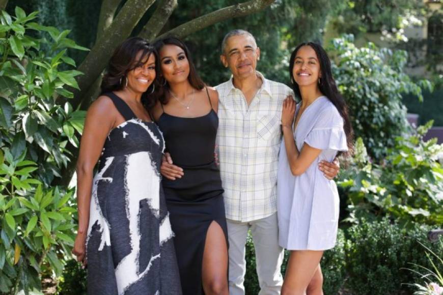 La ex primera dama, Michelle Obama, también compartió una imagen de su familia en su cuenta de Instagram que ha causado revuelo en redes sociales por la transformación física de su hija menor, Sasha.<br/><br/>La foto es de la fiesta de graduación de Sasha en junio pasado.