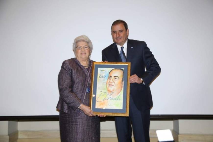 Doña Martha Larach de Canahuati, hija del recordado empresario Jorge J. Larach, recibe el reconocimiento de manos del presidente del Consejo Hondureño de la Empresa Privada (Cohep), Juan Carlos Sikaffy. Jorge J. Larach es el fundador de Diario LA PRENSA. Escribió la historia con la tinta de la libertad.