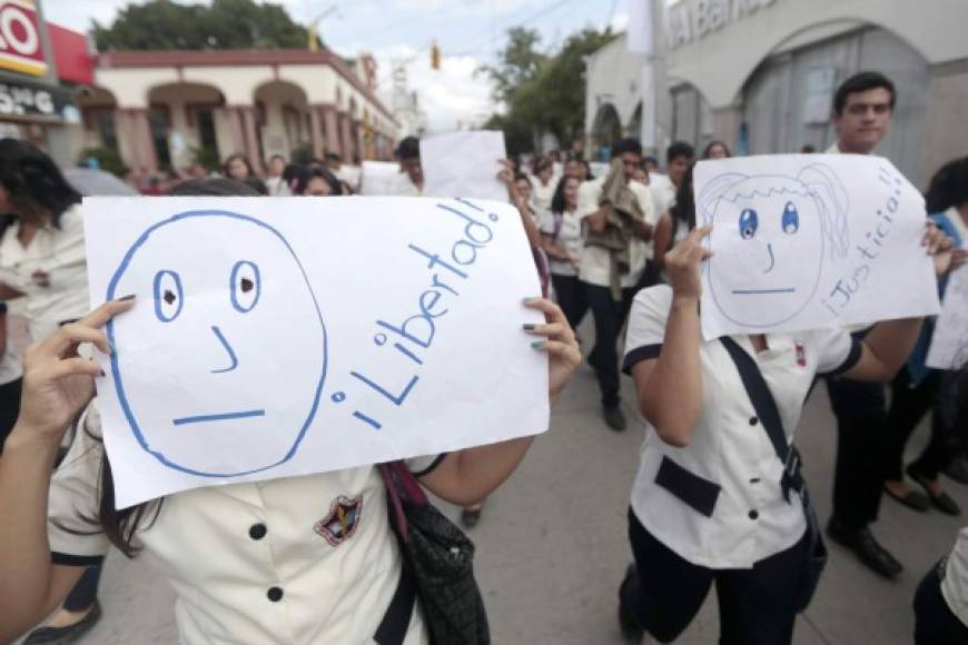 Los estudiantes protestan por la muerte de seis personas, el fin de semana, en las localidades de Ayotzinapa e Iguala.