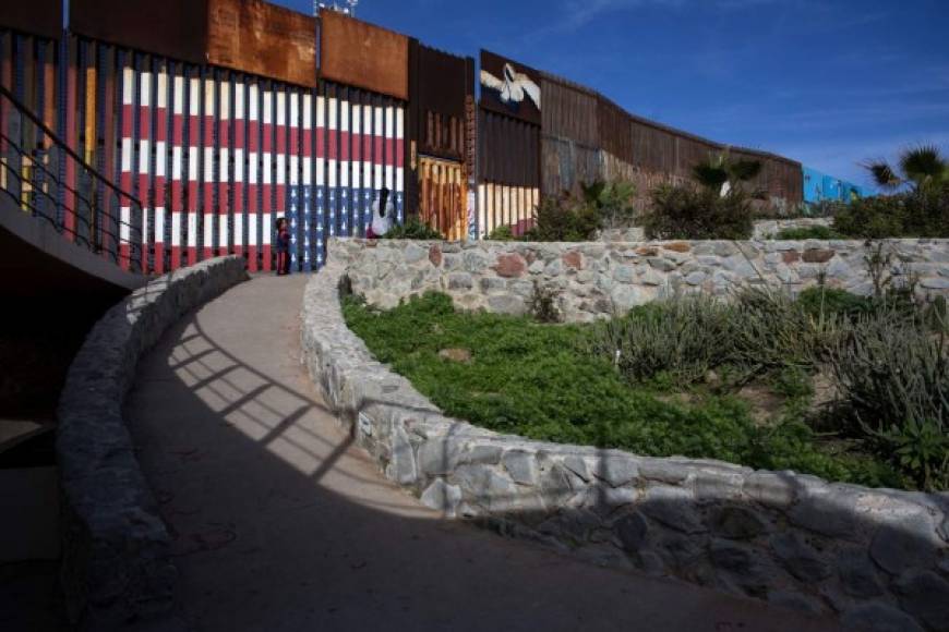 El muro entre California y Tijuana finaliza en las playas del Pacífico.<br/>