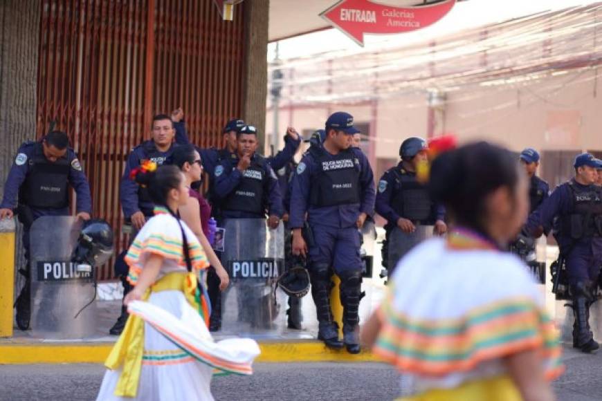 La Policía Nacional resguarda las calles en San Pedro Sula.