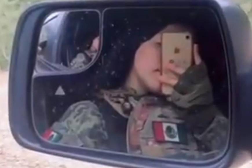 La joven de 18 años aparece con uniforme de un comando armado de México.