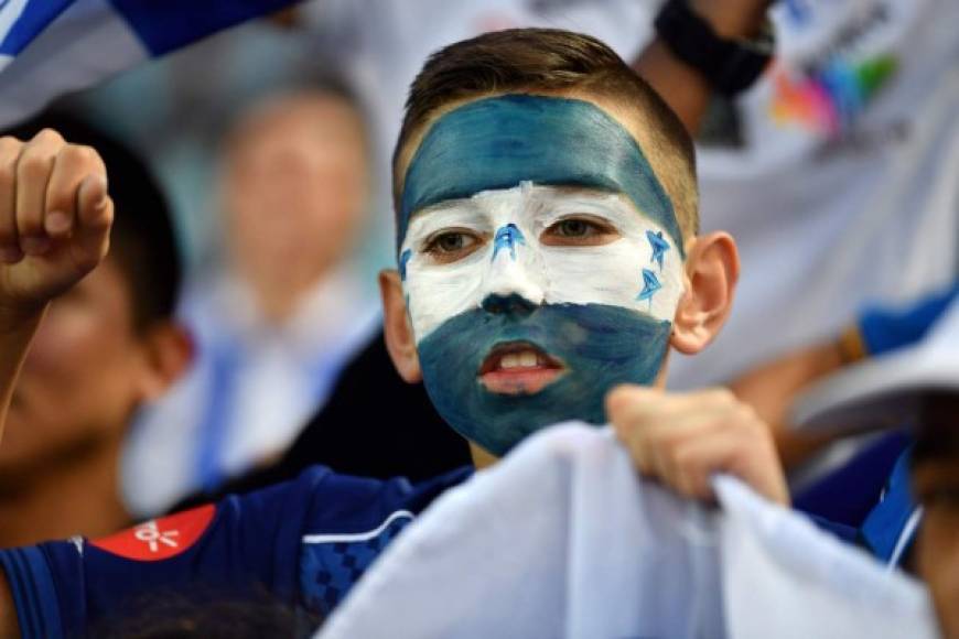 Un niño hondureño en el estadio de Sídney apoyando a Honduras/ AFP PHOTO / Saeed KHAN /