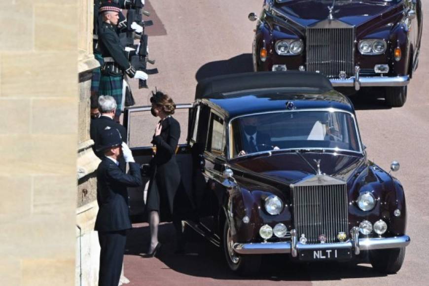 Kate llegó sola a la iglesia luego de que el príncipe William se uniera a la procesión que acompañó el ferétro del duque de Edimburgo desde el Castillo de Windsor hasta la iglesia.