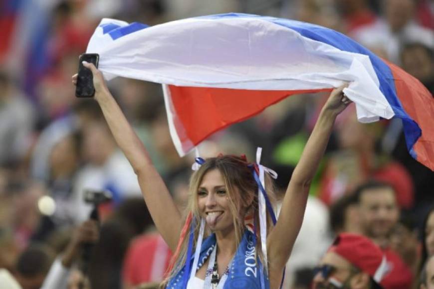 La rusas también apoyaron con su belleza a la selección anfitriona. / AFP PHOTO