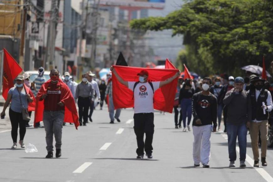 AME4226. TEGUCIGALPA (HONDURAS), 15/09/2021.- Simpatizantes del partido Libertad y Refundación (LIBRE) marchan hoy contra el Gobierno de Juan Orlando Hernández y sus proyectadas ZEDES, paralelamente a las festividades oficiales por el bicentenario de la independencia hondureña, en Tegucigalpa (Honduras). Los opositores al Gobierno de Hernández protestan este miércoles contra el proyecto de Zonas de Empleo y Desarrollo Económico (ZEDE) que abriría el paso a ciudades completamente privatizadas, según argumentan. Asímismo, se manifiestan contra la que consideran mala gestión actual de los asuntos del país, el mismo día en que se conmemora el bicentenario de su independencia. EFE/ Gustavo Amador<br/>