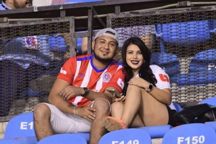 Una pareja de aficionados olimpistas en el Olímpico.