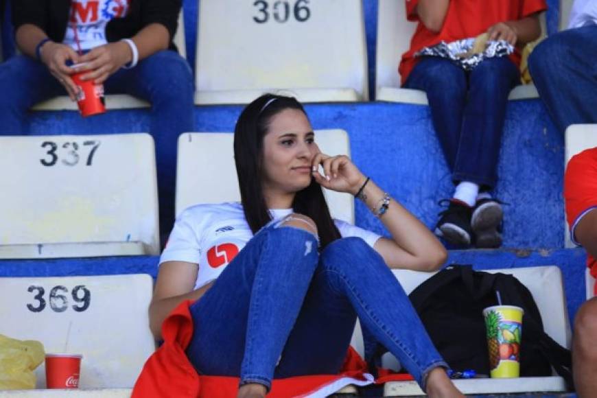 Bellas chicas estuvieron en las gradas del estadio Nacional.