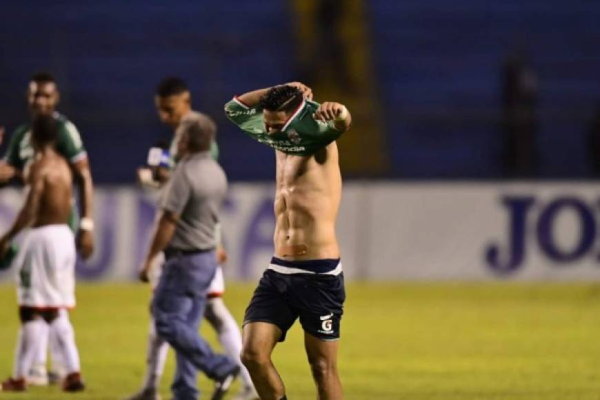 Emilio Izaguirre cambió camiseta con un jugador del Marathón al final del partido y se la puso.