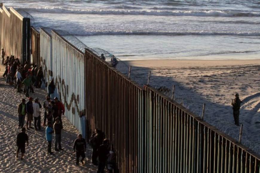 Desde ayer, decenas de migrantes han escalado el muro retando a las autoridades estadounidenses, a la vista del resto de integrantes de la caravana que les piden no perjudicar al grupo.