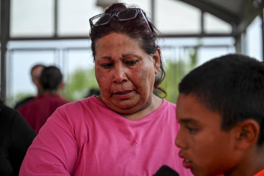 “Esto duele mucho”, dijo Andrea Osorio, una mexicana de 48 años. “Yo estoy aquí en San Antonio desde hace 33 años, sin documentos, con miedo diario (...) y yo sé por qué venimos. No venimos a cometer crímenes, sólo venimos por un futuro mejor”, añadió. 