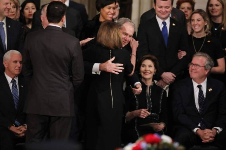 La congresista demócrata, Nancy Pelosi, ofreció sus condolencias a Bush hijo.