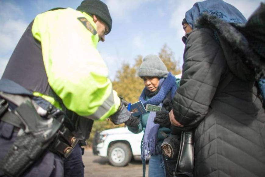 Los agentes fronterizos detienen a los inmigrantes y luego los interrogan en las oficinas de Quebec. Tras identificarlos y comprobar que no representan una amenaza para su país inician su proceso de asilo.