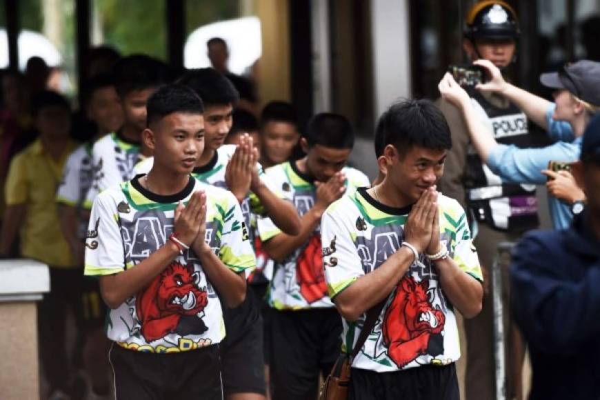 'Intentamos cavar, pensando que no podíamos esperar a las autoridades', pero no sirvió de nada, dijo por su parte Ekkapol Chantawong, el entrenador de 25 años, el único adulto del grupo.